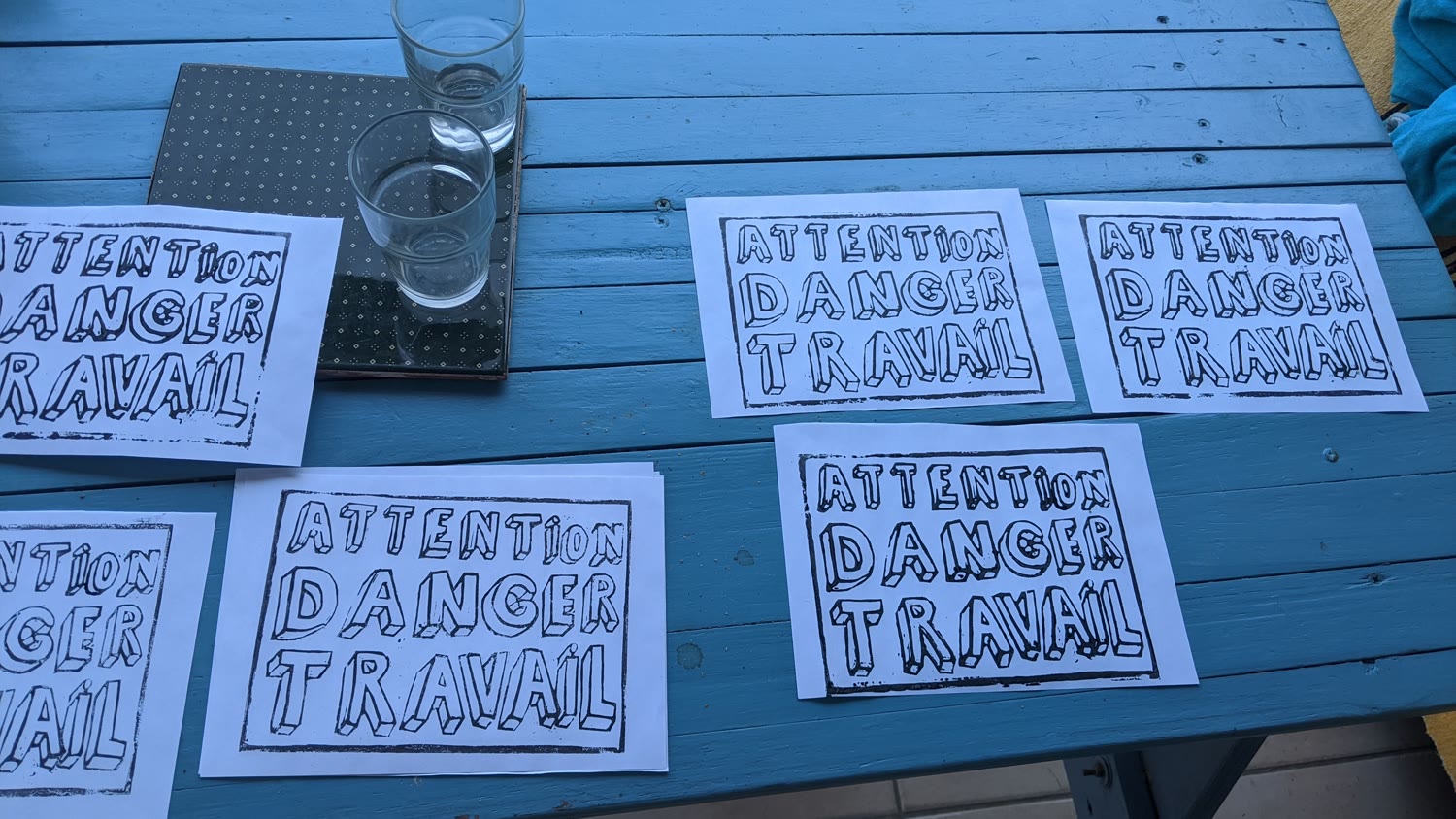 Attention danger travail — linogravure, vue d'ensemble, Capbreton