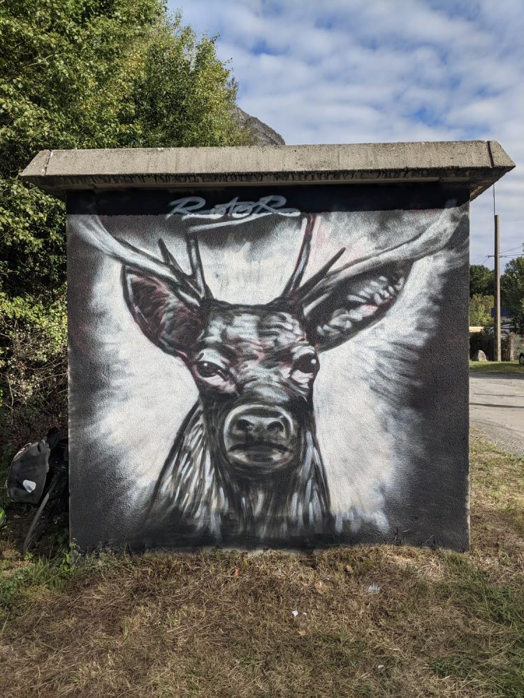 Cerf — graffiti mural, noir et blanc, Agos-Vidalos