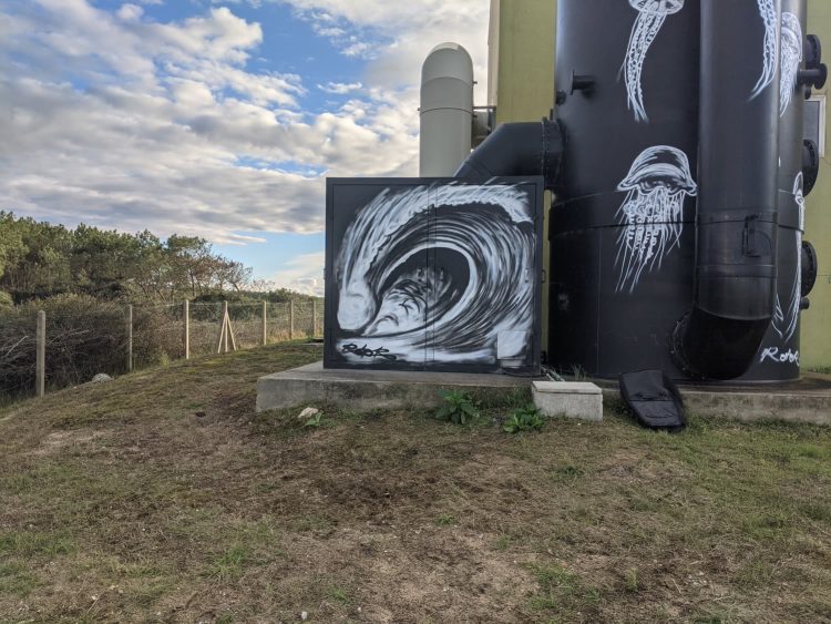 Vague — graffiti, noir et blanc, Capbreton