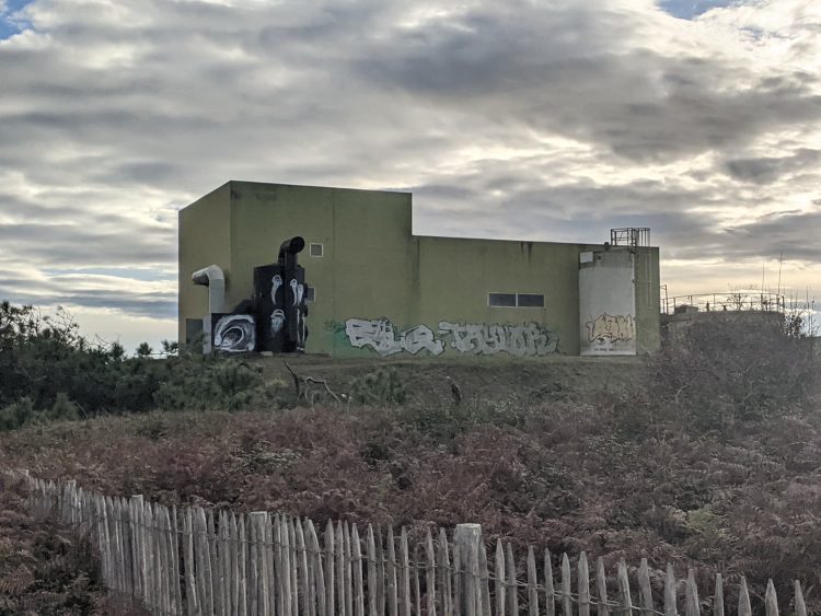 Vague — graffiti, noir et blanc, Capbreton
